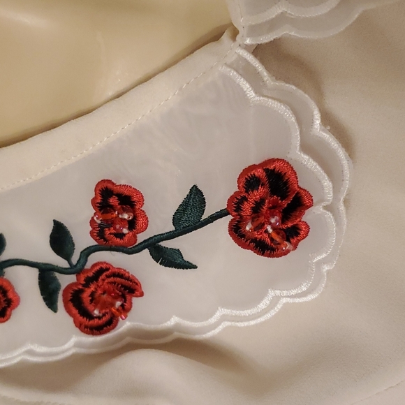 Cream shirt with floral collar - Picture 5 of 6